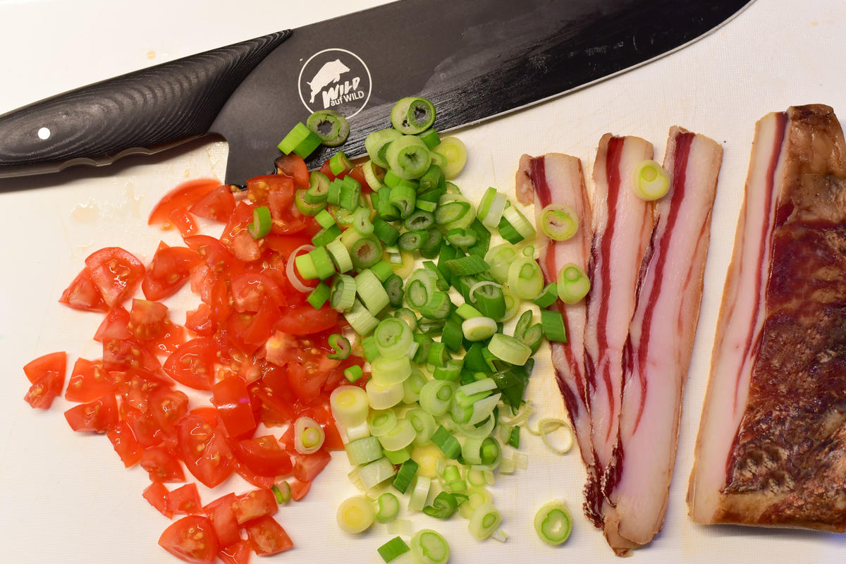 Gemüse fein würfeln, den Wildspeck in dünne Scheiben schneiden und knusprig braten.  (Quelle: Dorn/DJV)