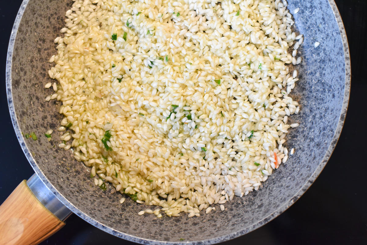 Risotto-Reis in Butter (noch besser Bärlauchbutter) anbraten. Anschließend mit Brühe ablöschen und quellen lassen.   (Quelle: Kapuhs/DJV)