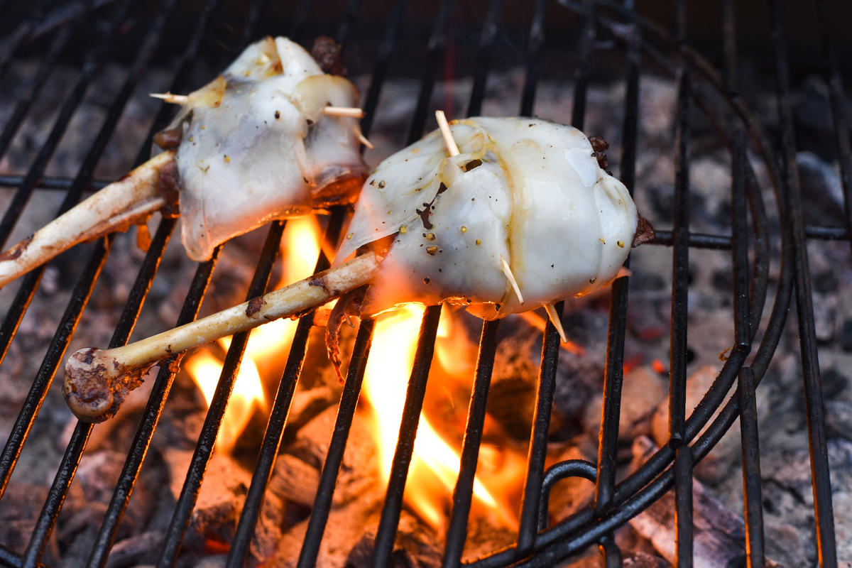 Die Keulen grillen bis der Speck knusprig ist.  (Quelle: Kapuhs/DJV)