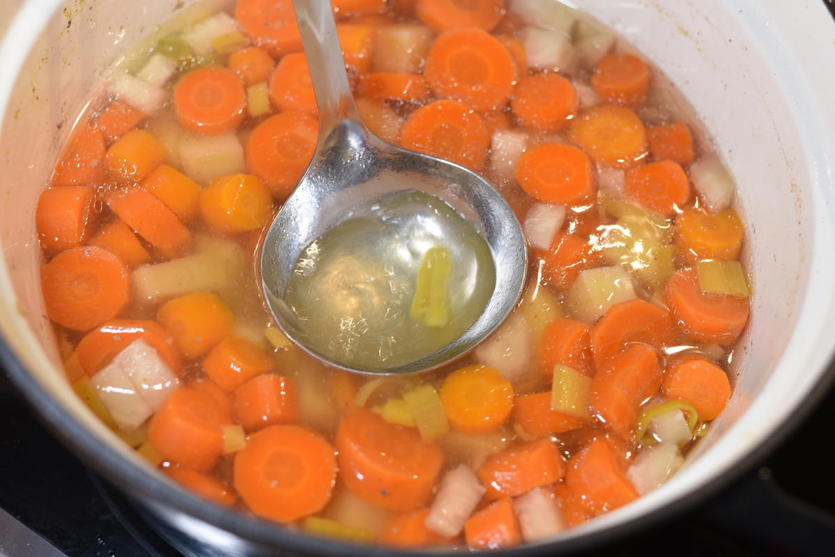 Nun das gewürfelte Wurzelgemüse für eineinhalb Stunden kochen. Anschließend etwas Flüssigkeit abschöpfen.  (Quelle: Kapuhs/DJV)