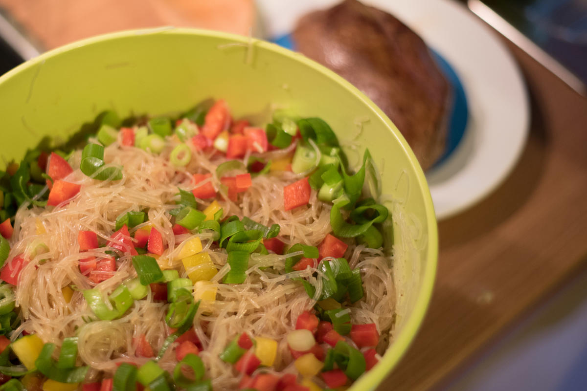 Gewürfeltes Gemüse unter die Glasnudeln mengen. Anschließend mit Bouillon, Sojasoße, Salz und Pfeffer sowie Mayonnaise abschmecken.  (Quelle: Kapuhs/DJV)