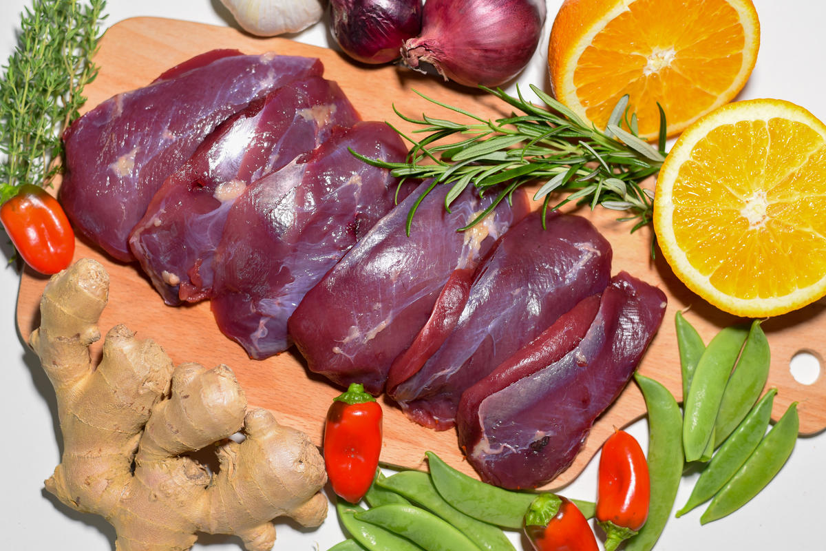 Die Hauptzutaten für die gegrillte Stockentenbrust: sechs Entenbrüste, Orange, Ingwer, Zuckerschoten und Paprika.  (Quelle: Kapuhs/DJV)