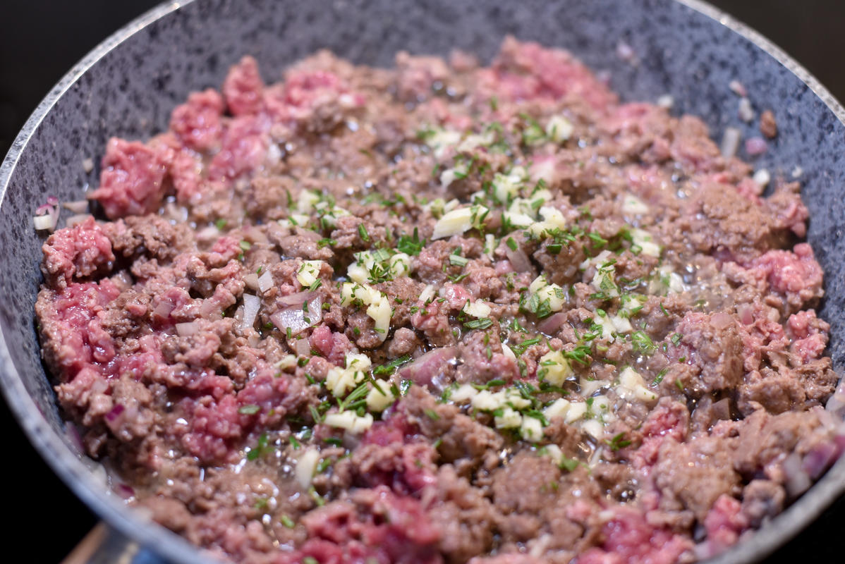 Rehhack in Butterschmalz anbraten, mit frischen Kräutern, Zwiebel, Knoblauch, Salz und Pfeffer würzen. Anschließend Tomatensoße unterrühren.  (Quelle: Kapuhs/DJV )