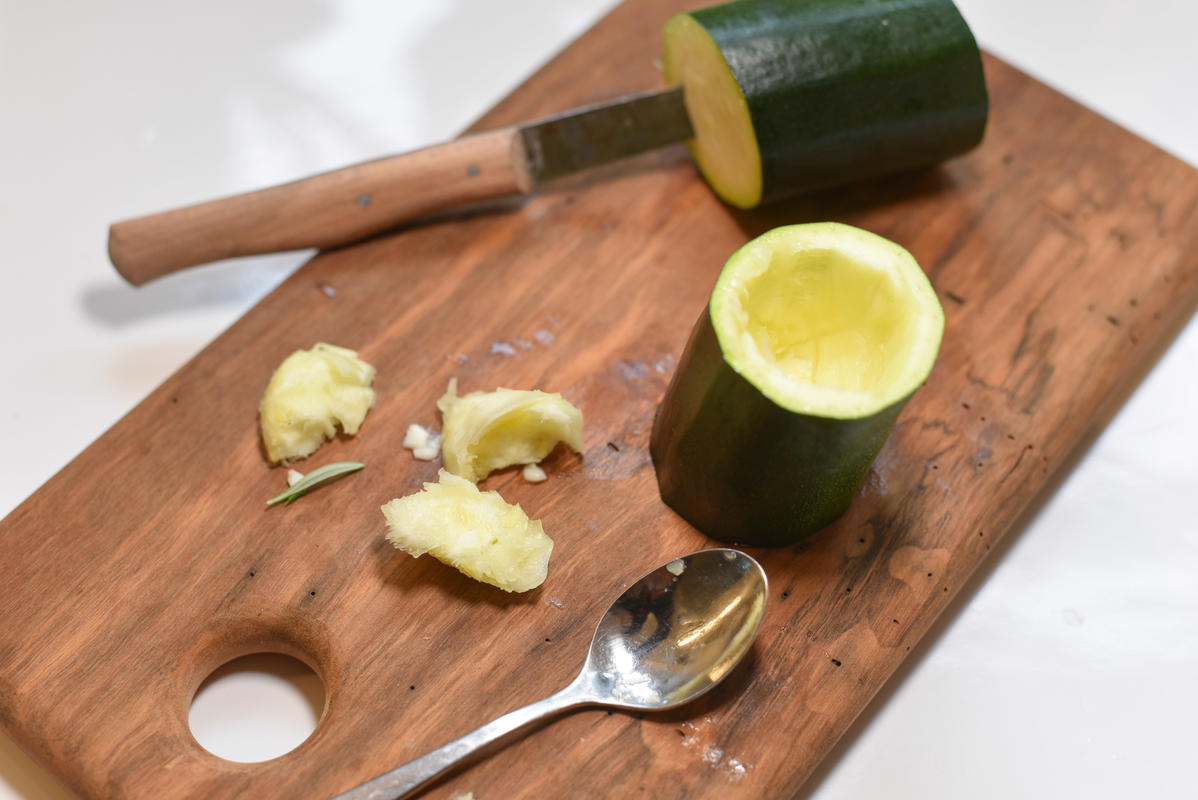 Die Zucchini in gleichmäßig große Stücke schneiden und zu zwei Drittel aushöhlen.  (Quelle: Kapuhs/DJV )