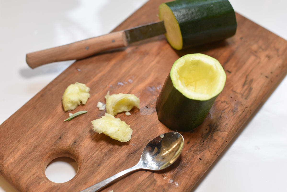 Die Zucchini in gleichmäßig große Stücke schneiden und zu zwei Drittel aushöhlen.  (Quelle: Kapuhs/DJV )