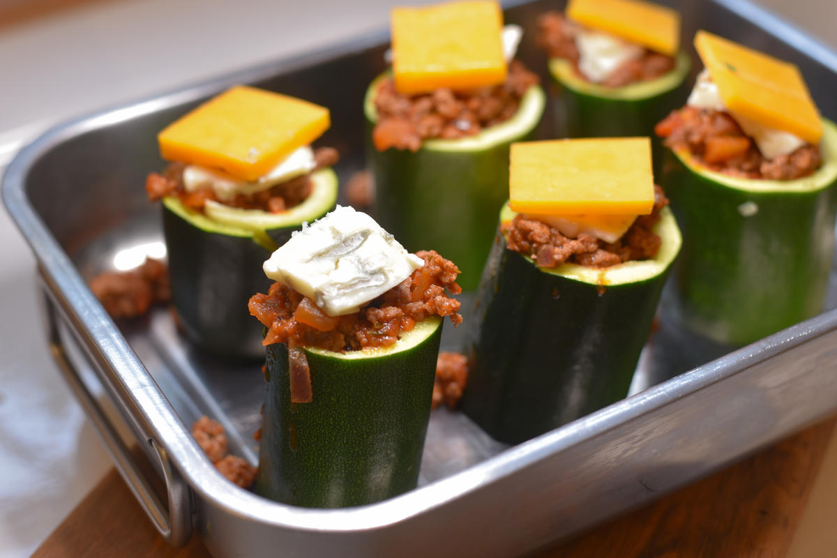 Die Zucchinirollen von außen mit Öl beträufeln und würzen. Nun mit der wilden Bolognesesoße befüllen, ein Stück Gorgonzola, ein Stück Cheddar auflegen und backen.  (Quelle: Kapuhs/DJV )