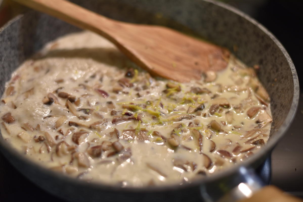 Zwiebel und Pilze anbraten. Trockenpilze hinzugeben und mit Weißwein ablöschen. Sahne, Milch, Zitronenabrieb hinzugeben, mit Salz und Pfeffer abschmecken. Anschließend fein pürieren.  (Quelle: Kapuhs/DJV)