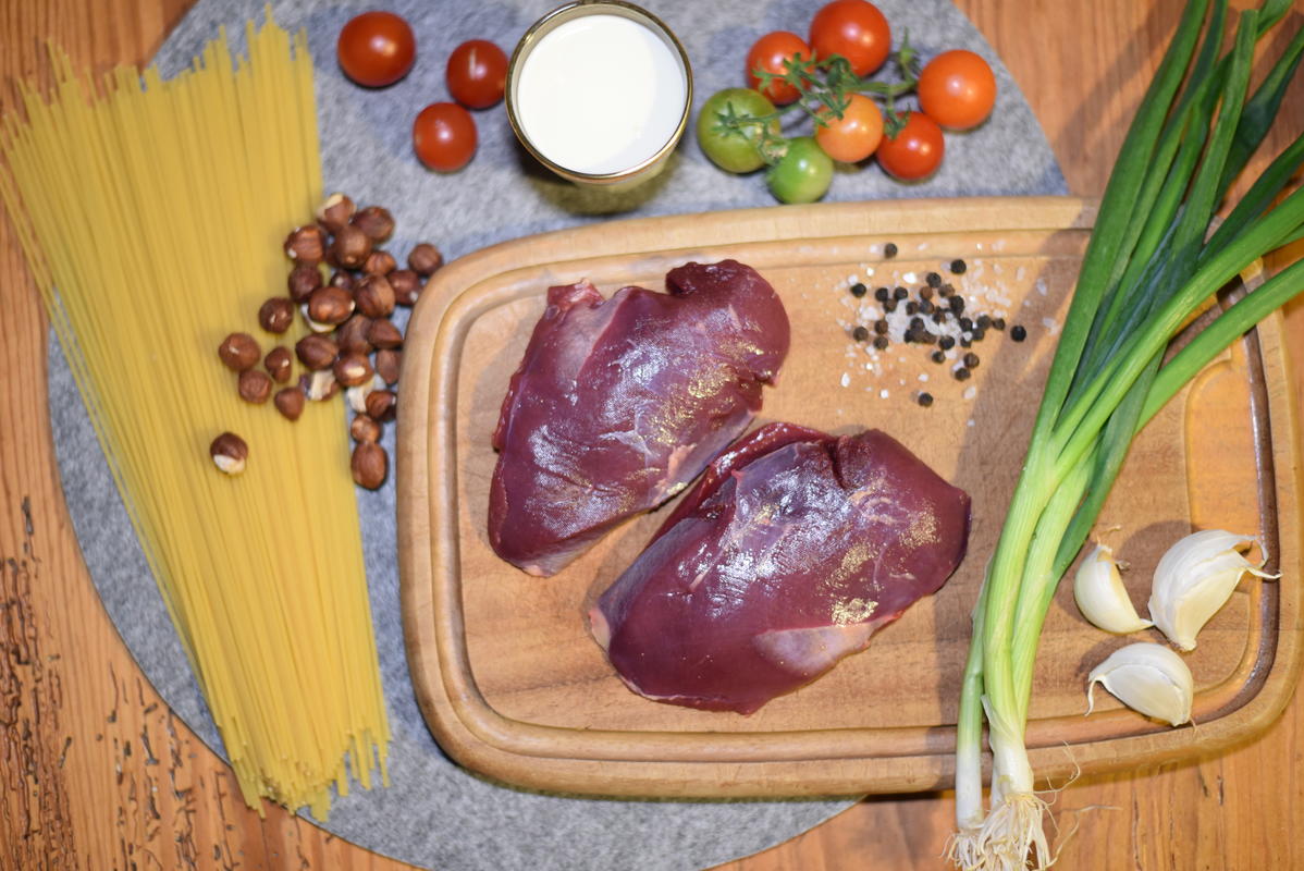 Die Zutaten für die Wildentenpasta: Stockentenbrust, Spaghetti, Sahne, Zwiebeln, Tomaten, Lauch, Haselnüsse, Knoblauch  (Quelle: Kapuhs/DJV)