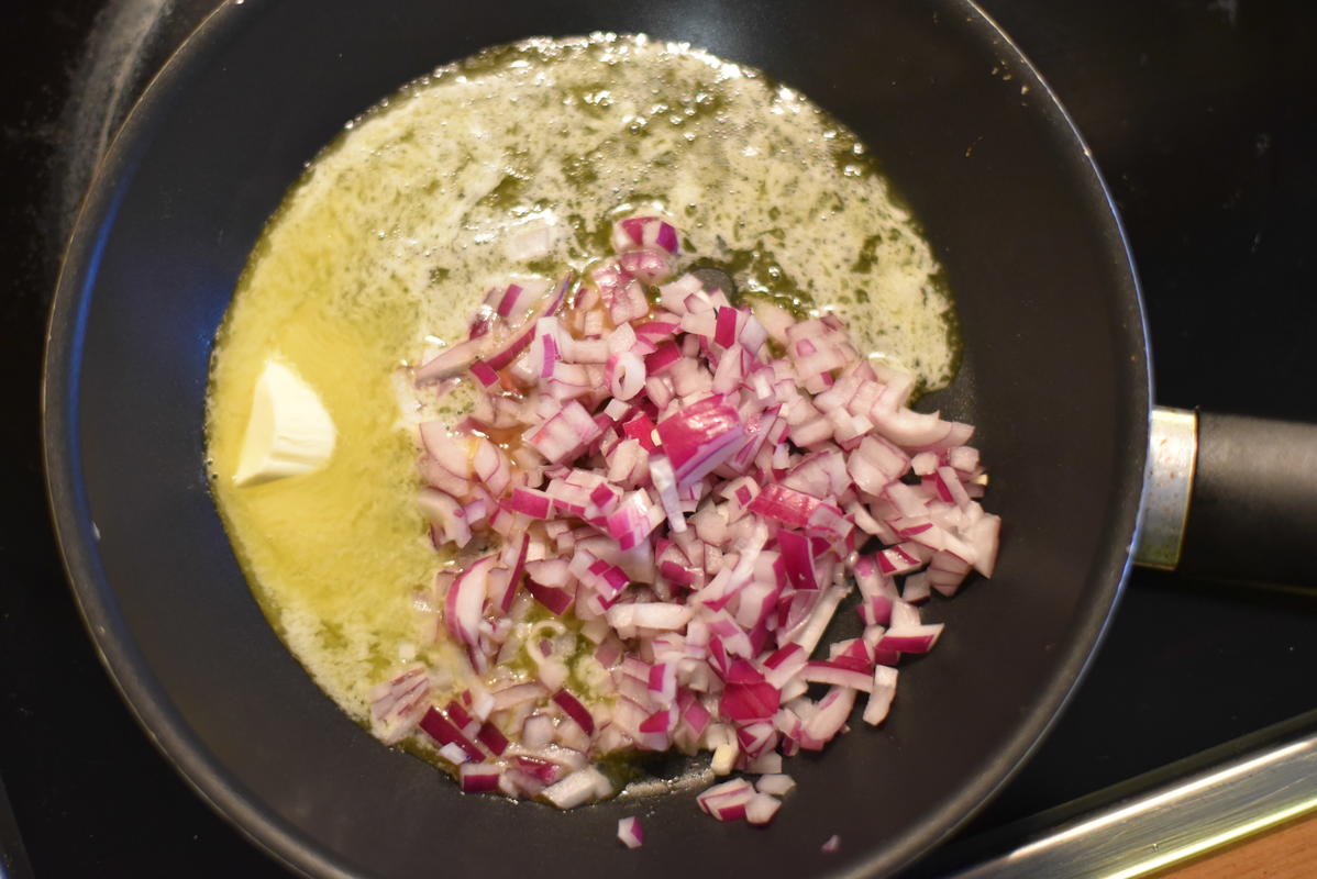 Für die Speckknödel eine Zwiebel in Butter anbraten.  (Quelle: Kapuhs/DJV)