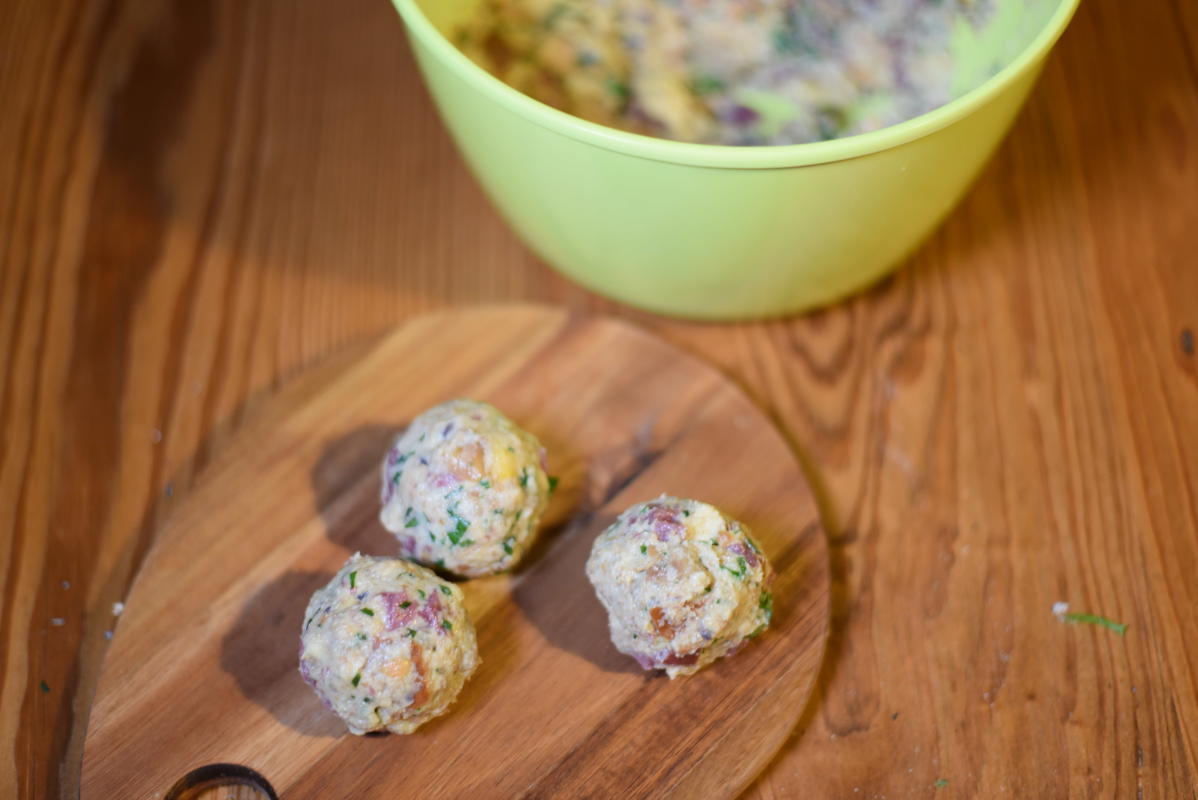 Aus der Masse golfball-große Speckknödel formen.  (Quelle: Kapuhs/DJV)