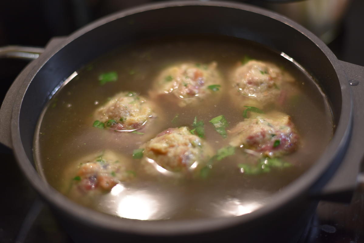 Die Speckknödel für 15 Minuten in der Rehbrühe ziehen lassen. Nicht kochen! (Quelle: Kapuhs/DJV)