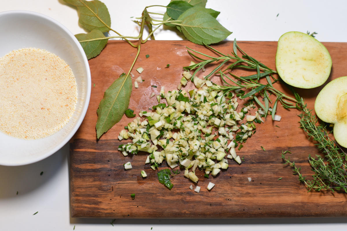 Für die Kruste: Semmelmehl, einen halben kleingehackten Apfel, Kräuter, einen Schuss Olivenöl, einen Spritzer Zitronensaft vermengen. Mit Salz und Pfeffer abschmecken.  (Quelle: Kapuhs/DJV )