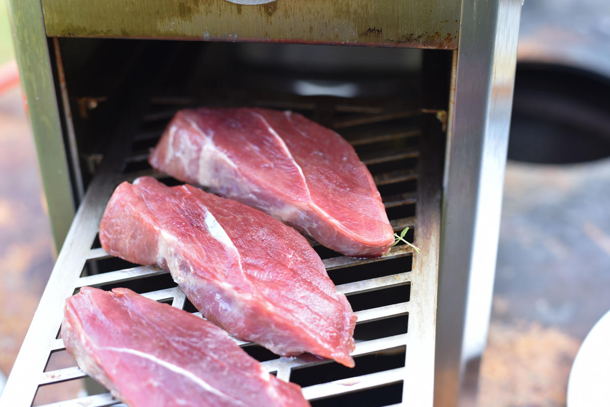 Den Beefer anheizen. Die Steaks auf der obersten Eben für wenige Sekunden grillen.  (Quelle: Kapuhs/DJV )