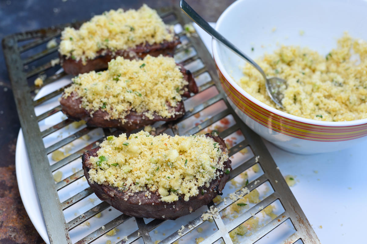 Ist das Fleisch von beiden Seiten gut angebräunt, das Topping auf die Steaks geben und auf der untersten Stufe des Beefer fertig garen.  (Quelle: Kapuhs/DJV )