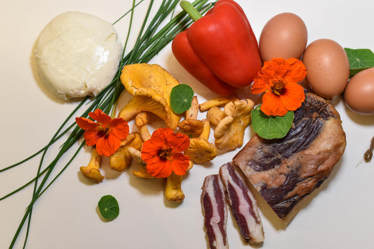 Die Hauptzutaten für die Frittata: Wildschwein-Speck, Paprika, Pfifferlinge, Eier und Mozzarella (Quelle: Kapuhs/DJV )