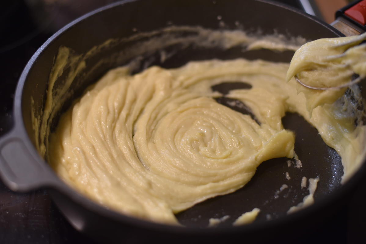 Mehl in Butter anschwitzen. Fond und Sahne unterrühren, mit Weißwein, Zitrone, Salz, Pfeffer und Worcestersoße abschmecken.  (Quelle: Kapuhs/DJV)