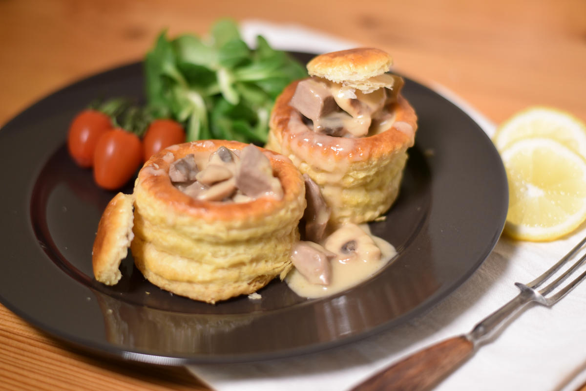 Das Rehgout fin in Blätterteigpasteten füllen, mit Zitrone und einem leichten Salat anrichten.  (Quelle: Kapuhs/DJV)