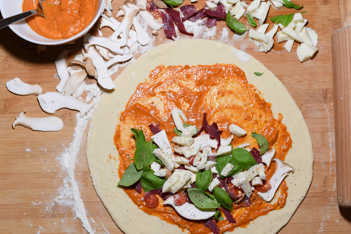 Den Teig mit Tomatensoße bestreichen, den Rand großzügig frei lassen (sonst klebt der Teig nicht vernünftig zusammen). (Quelle: Kapuhs/DJV )