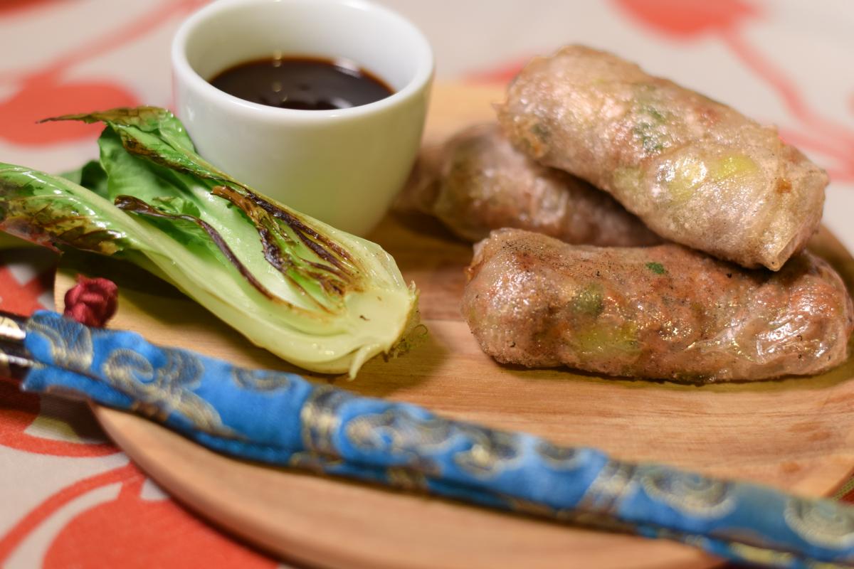 Zu der Frühlingsrolle passt Teriyaki-Soße und ein leichter Salat. (Quelle: Kapuhs/DJV)