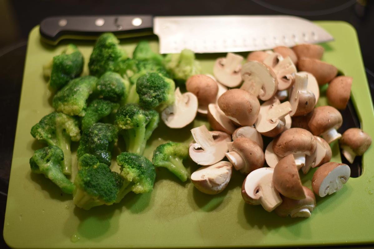 Brokkoli und Champignons in mundgerechte Stücke schneiden. (Quelle: Kapuhs/DJV)