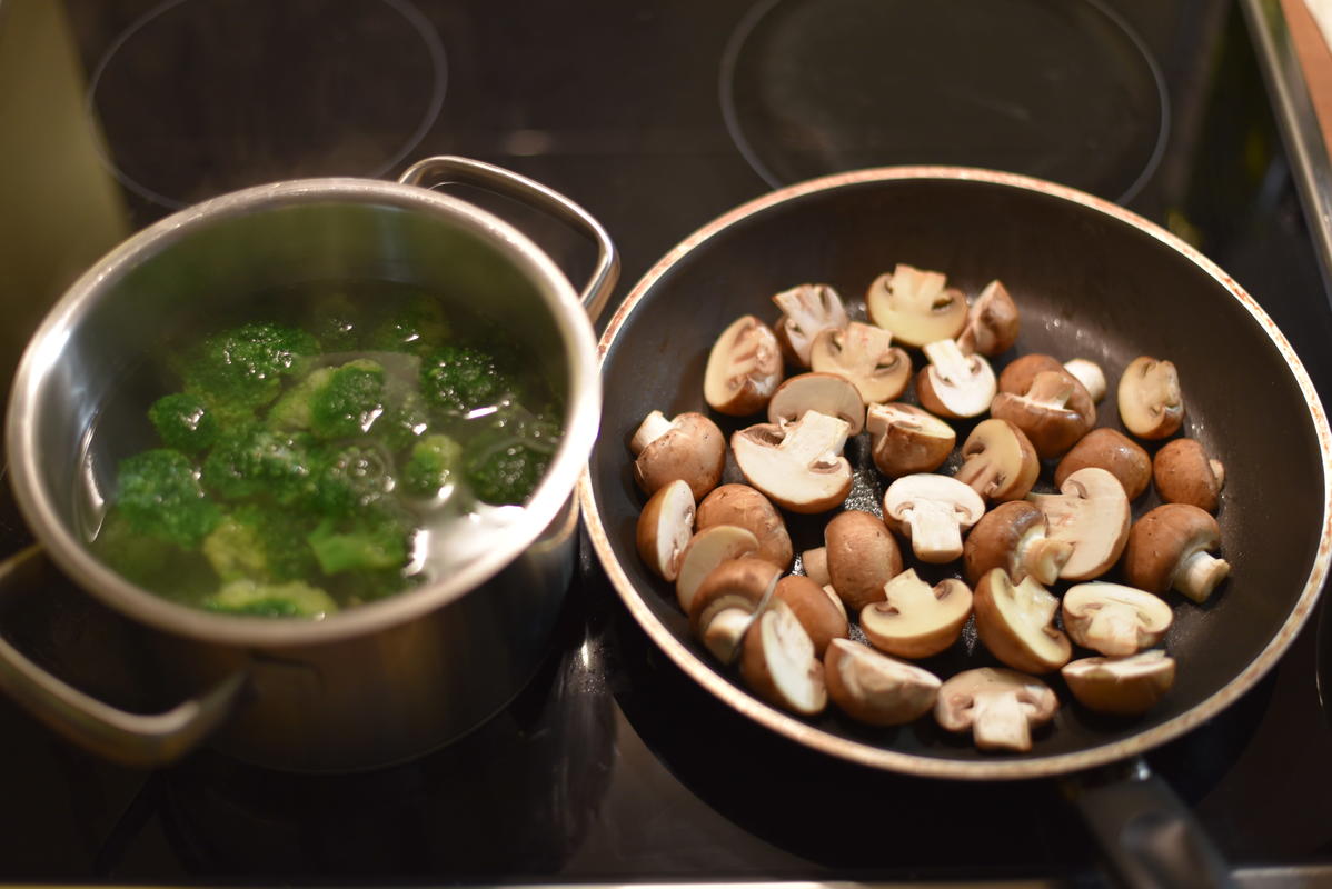 Brokkoli garen, Champignons anrösten.  (Quelle: Kapuhs/DJV)