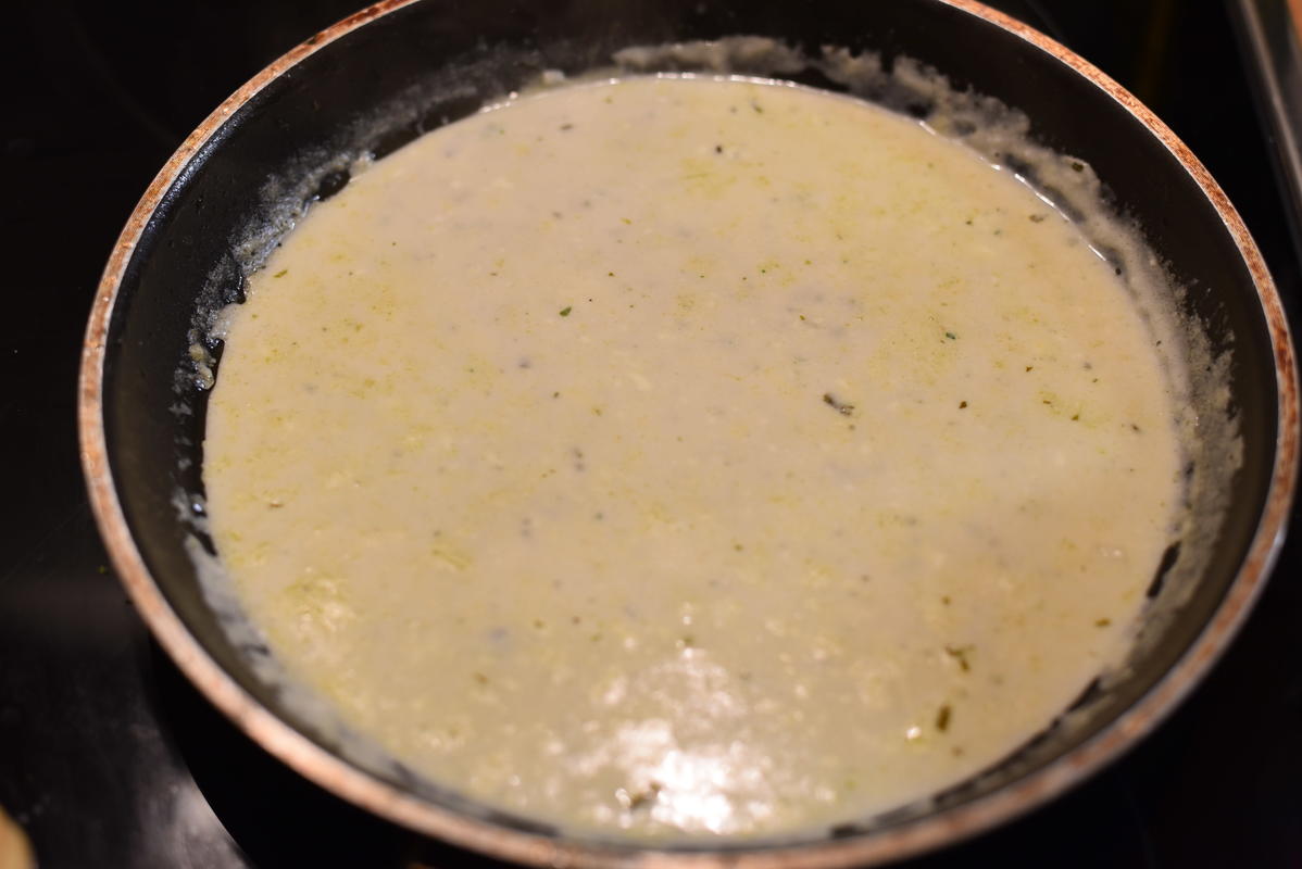 Wildfond aufkochen lassen, Gorgonzola und Creme fraiche unterrühren.  (Quelle: Kapuhs/DJV)