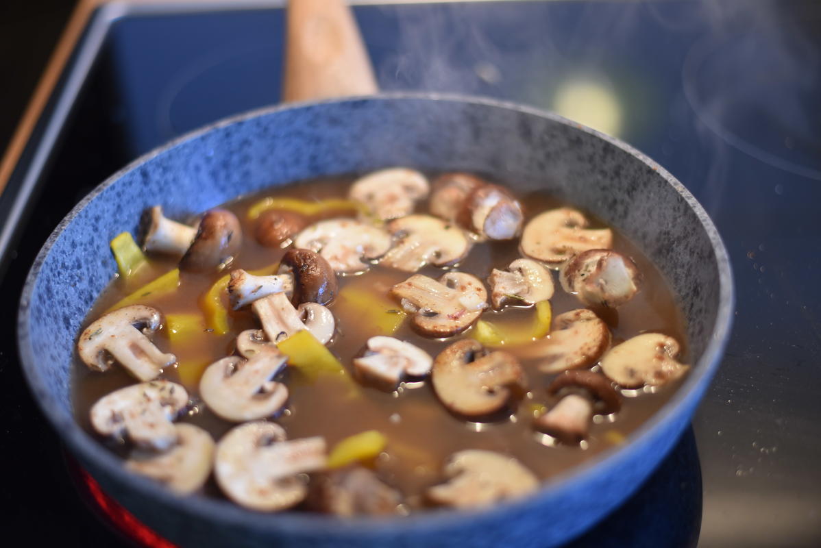 Anschließend Pilze und Paprika anbraten, würzen und mit Weißwein und Wildfond ablöschen.  (Quelle: Kapuhs/DJV)