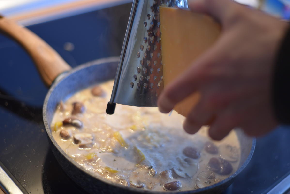 Creme frisch unterrühren, Käse in die Soße reiben.  (Quelle: Kapuhs/DJV)