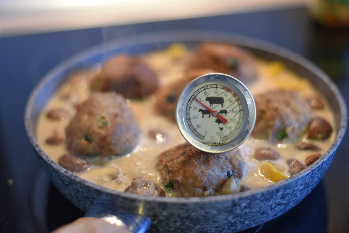 Hackbällchen mit Bratthermometer in den Backofen geben bis die Kerntemperatur 85 Grad Celsius erreicht.  (Quelle: Kapuhs/DJV)