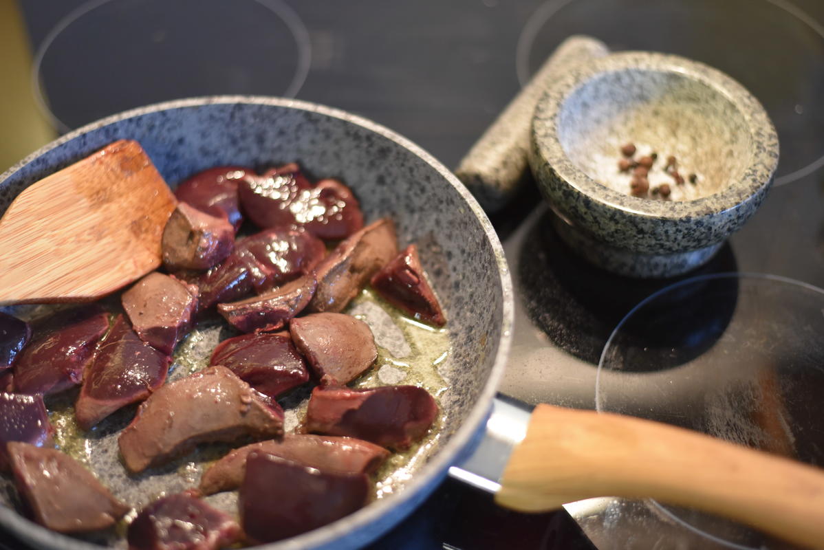 Die Wildschweinleber klein schneiden, scharf anbraten, würzen und mit Sherry ablöschen.  (Quelle: Kapuhs/DJV)