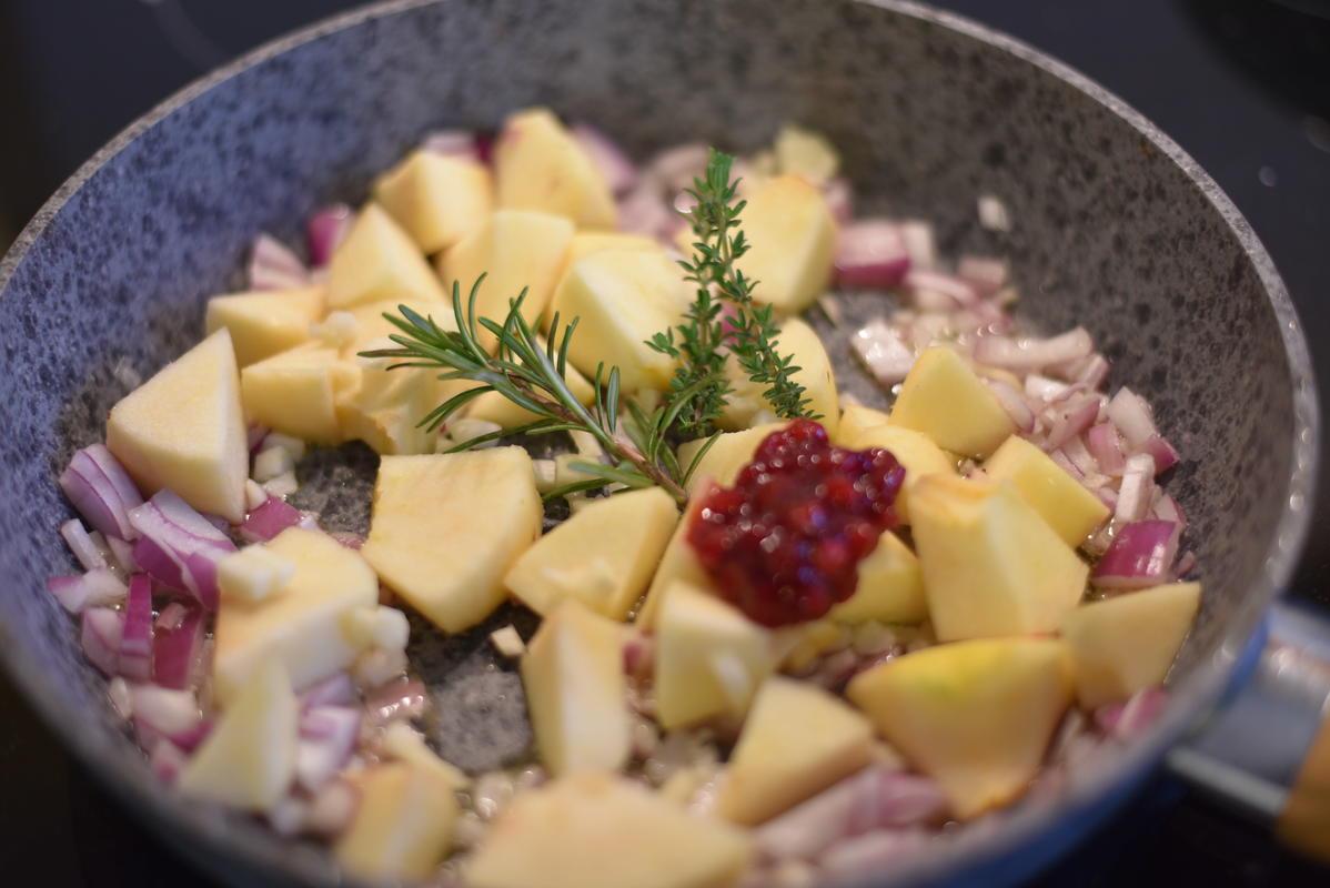 Anschließend Zwiebel, Apfel und Knoblauch anrösten. Thymian, Rosmarin und etwas Preiselbeeren hinzugeben.  (Quelle: Kapuhs/DJV)