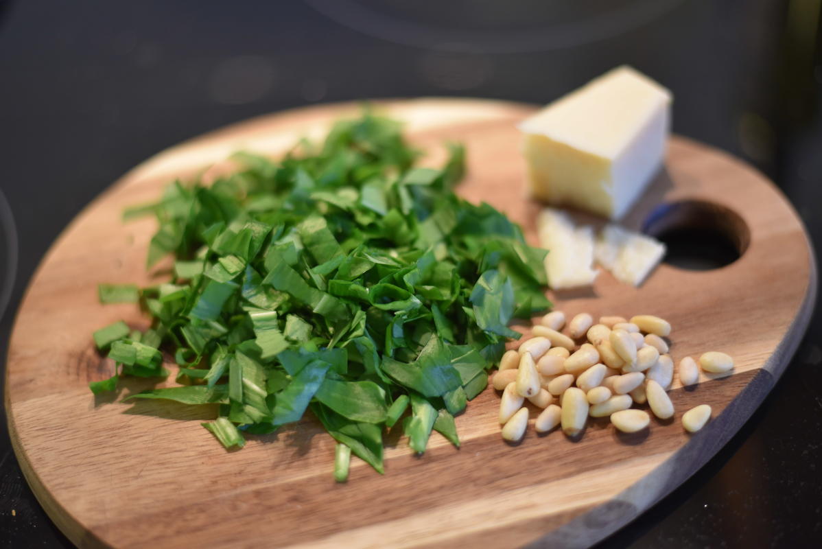 Die Zutaten für die Bärlauchpesto: Frischer Bärlauch, Pinienkerne, Parmesan, Öl, Salz und Pfeffer.  (Quelle: Kapuhs/DJV)