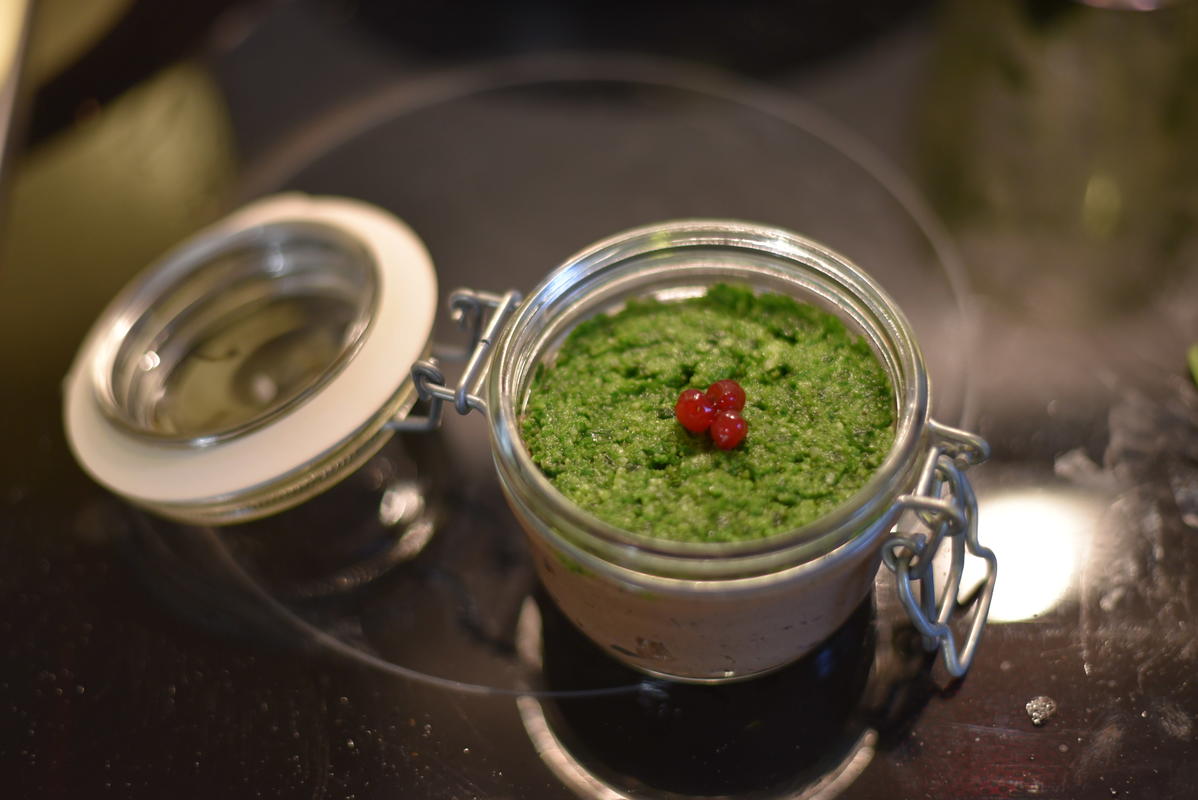 Eine dünne Schicht Bärlauchpesto auf die Leberpastete geben und im Kühlschrank ruhen lassen.  (Quelle: Kapuhs/DJV)