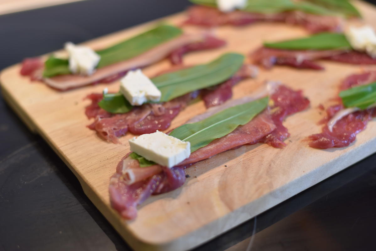 Parmaschinken, Bärlauch und Schafskäse auf das Fleisch geben.  (Quelle: Kapuhs/DJV)