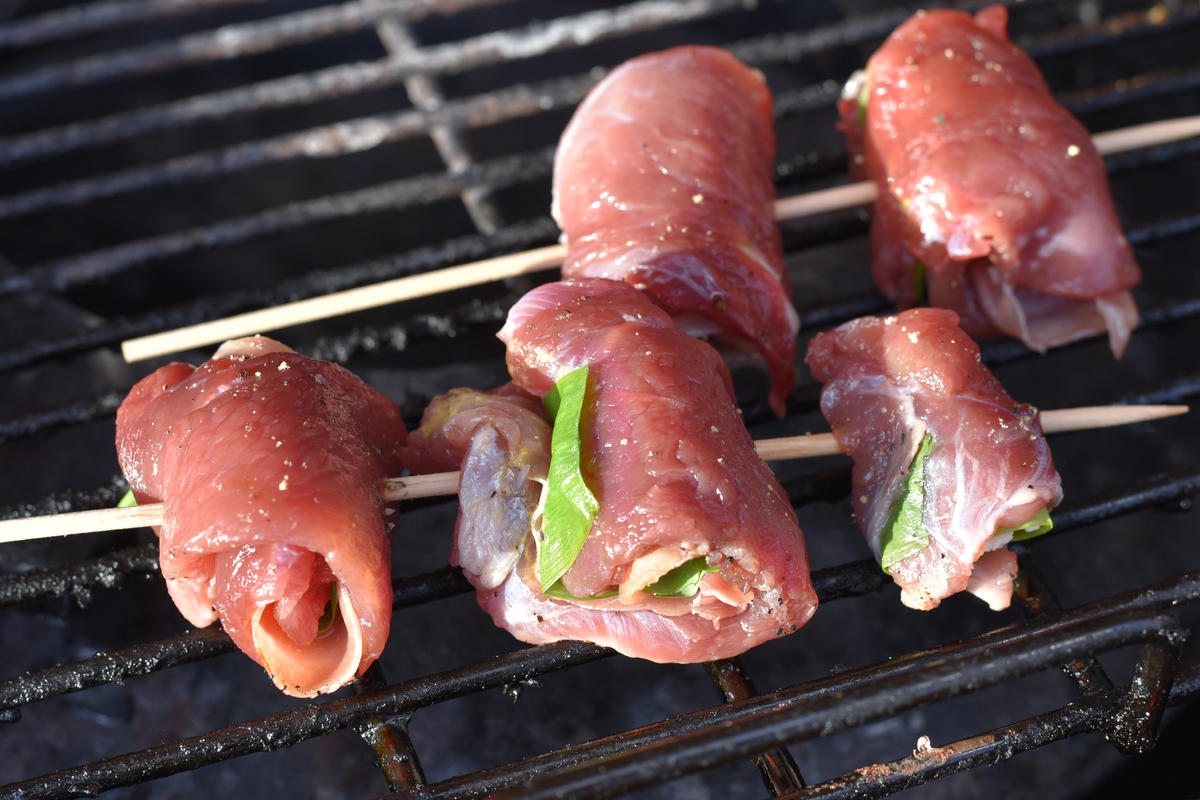 Die Roulade einrollen und mit einem Spieß fixieren. Auf dem Grill durchgaren und genießen.  (Quelle: Kapuhs/DJV)