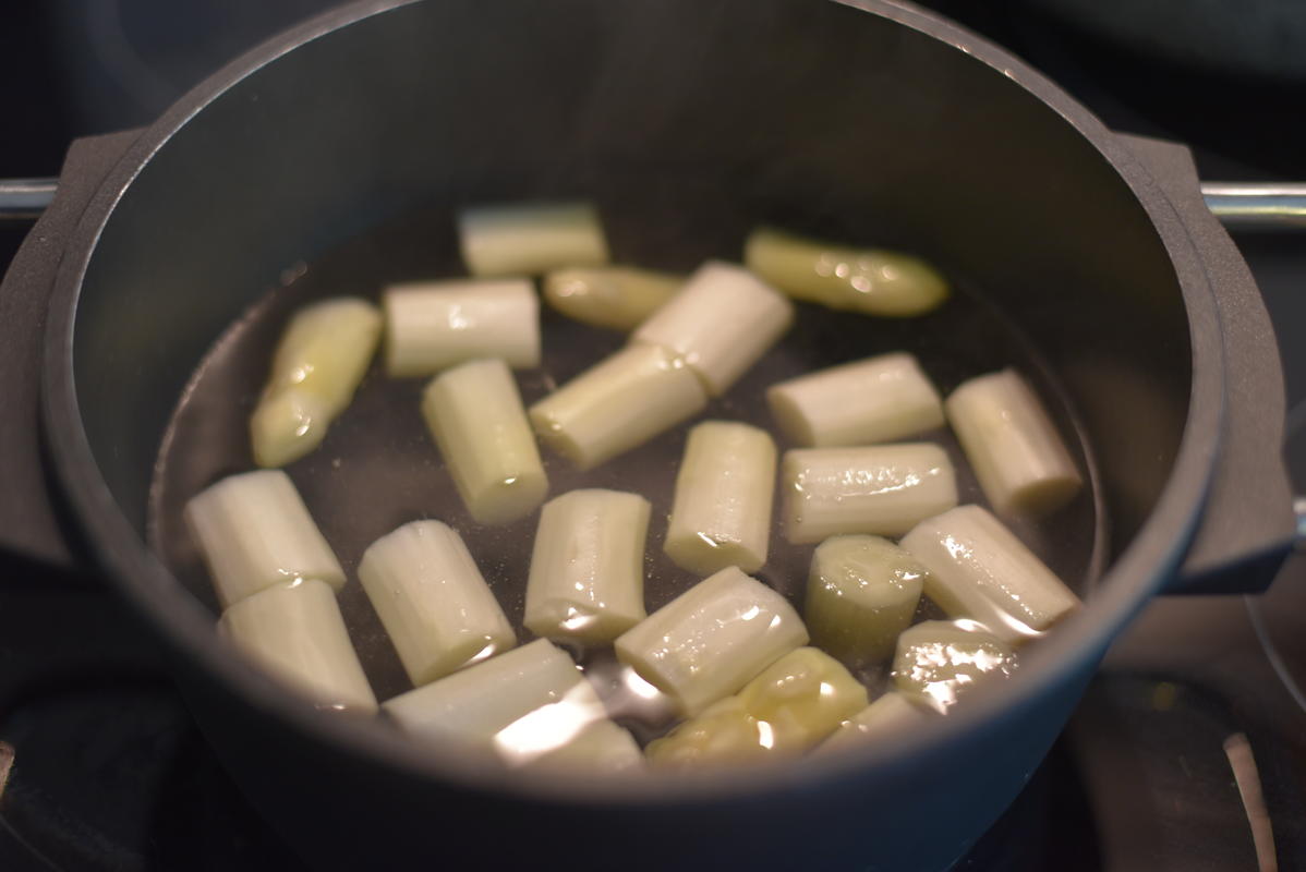 Spargel schälen, schneiden und für zirka 20 Minuten kochen.  (Quelle: Kapuhs/DJV)