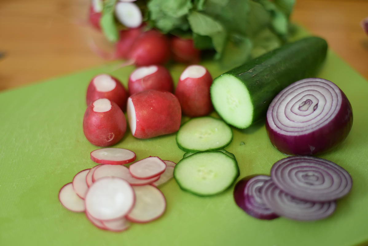 Für den Salat die einzelnen Zutaten klein schneiden.  (Quelle: Kapuhs/DJV)