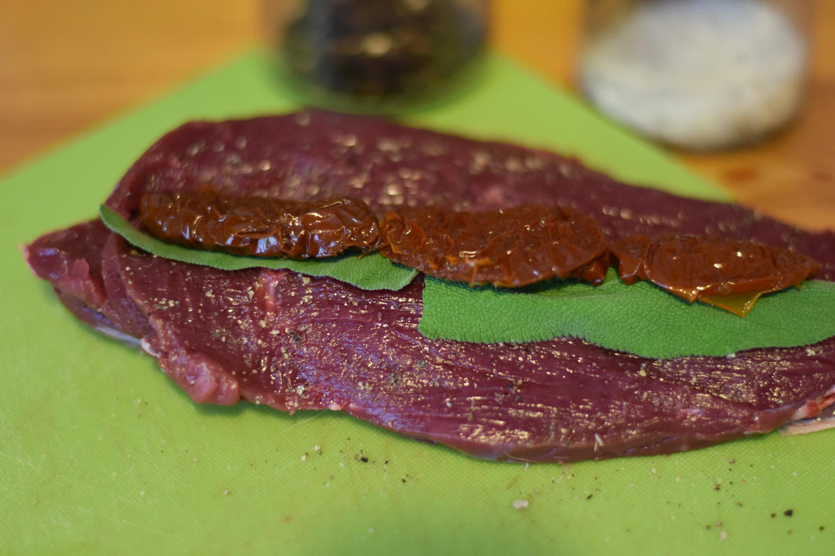 Würzen, mit Salbei und getrockneten Tomaten befüllen.  (Quelle: Kapuhs/DJV)