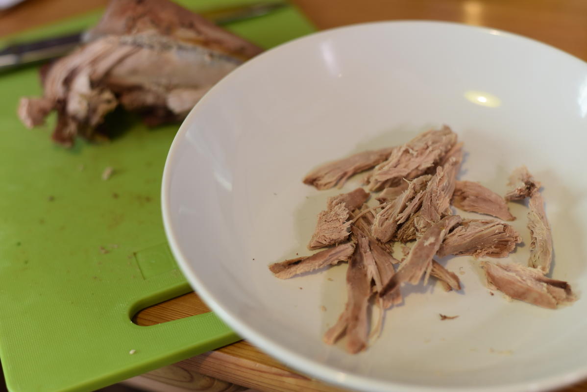 Brühe mindestens eine Stunde kochen lassen. Anschließend das Fleisch von den Karkassen zupfen. (Quelle: Kapuhs/DJV)