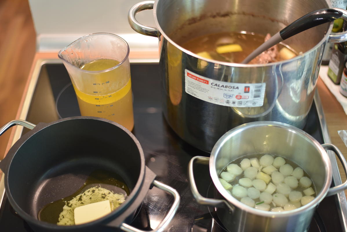 Mehl in Butter anschwitzen und mit Brühe aufgießen. Mit Weißwein, Zitrone, Salz und Pfeffer abschmecken. (Quelle: Kapuhs/DJV)