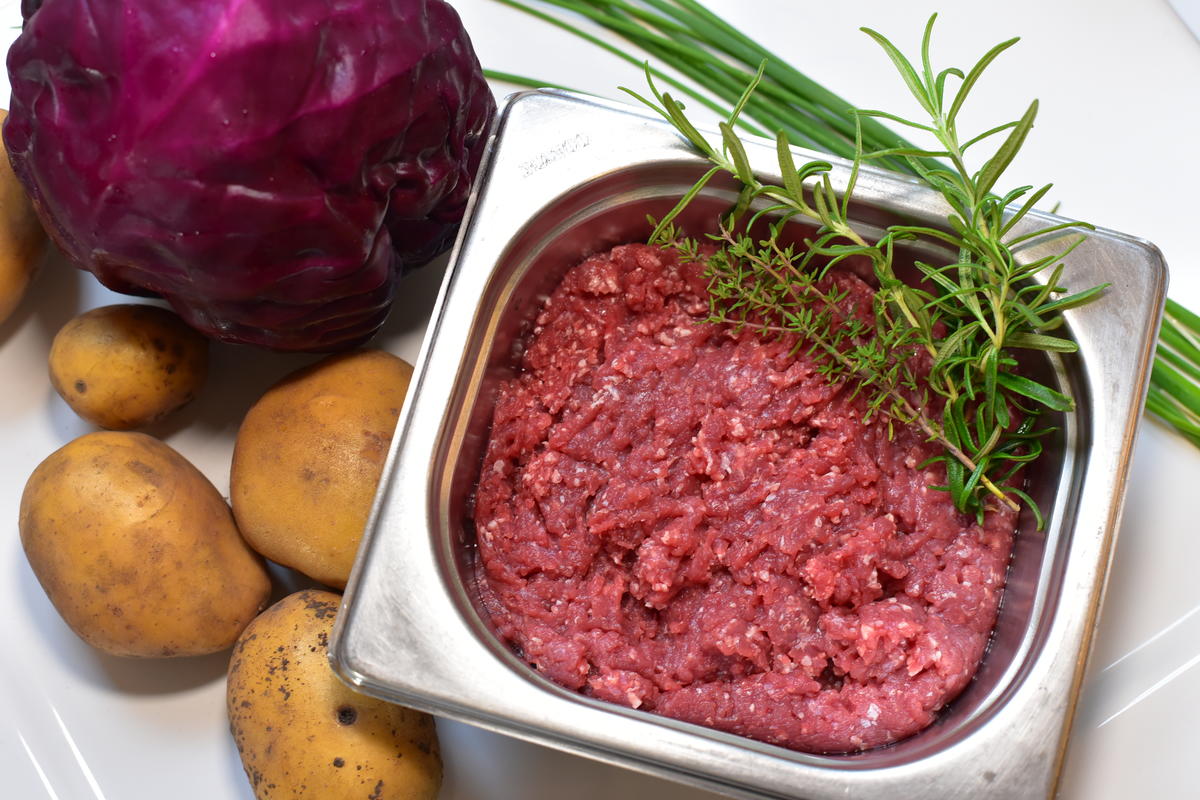 Die Grundzutaten für die Rotwild-Rotkohlroulade: Hackfleisch vom Rotwild, Kräuter und Gewürze, Rotkohl und Kartoffeln. (Quelle: Kapuhs/DJV )