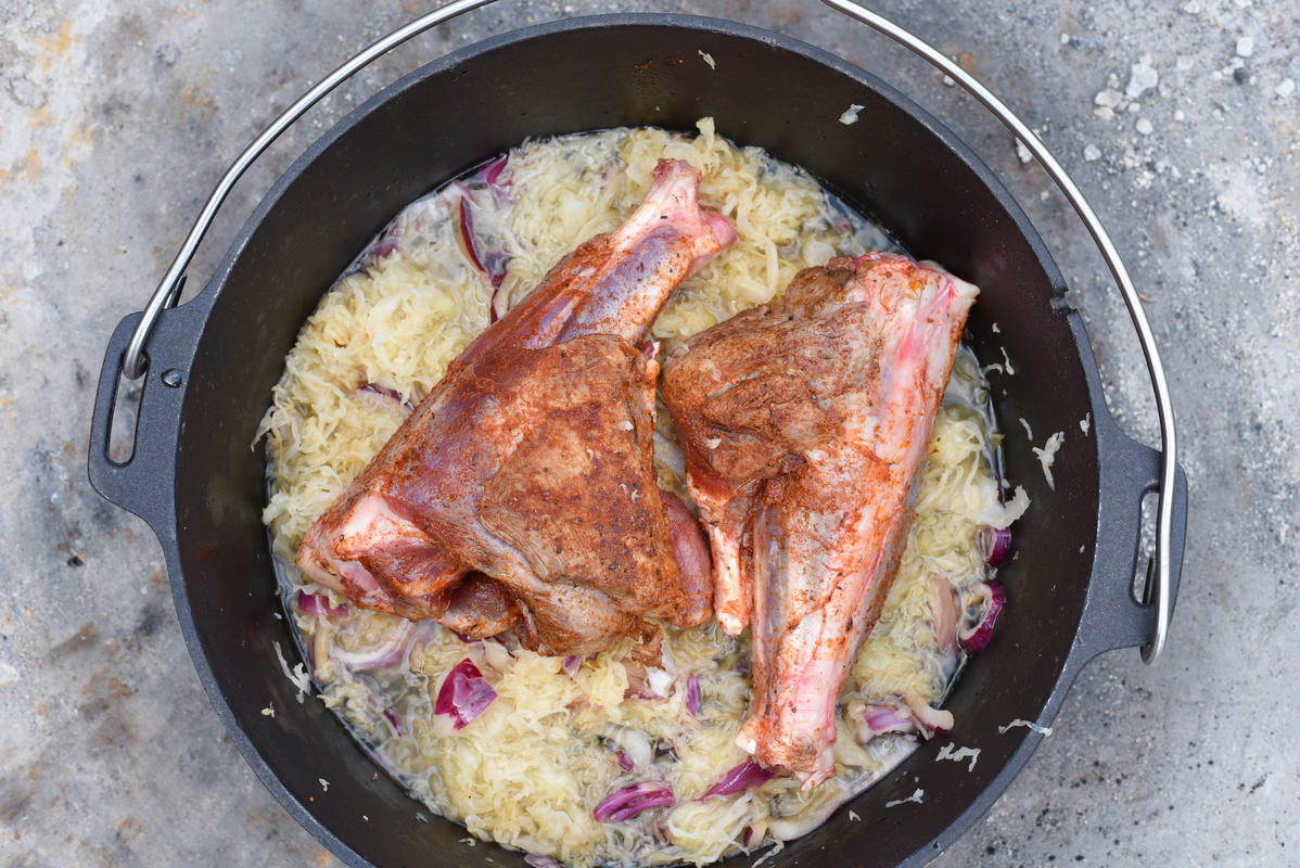 Sauerkraut, Weißwein und Haxen in den Topf geben.  (Quelle: Kapuhs/DJV)