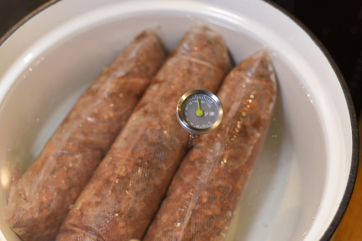 Die Wurst im Wasserbad bei 80 Grad Celsius für eine Stunde ziehen lassen. (Quelle: Kapuhs/DJV )