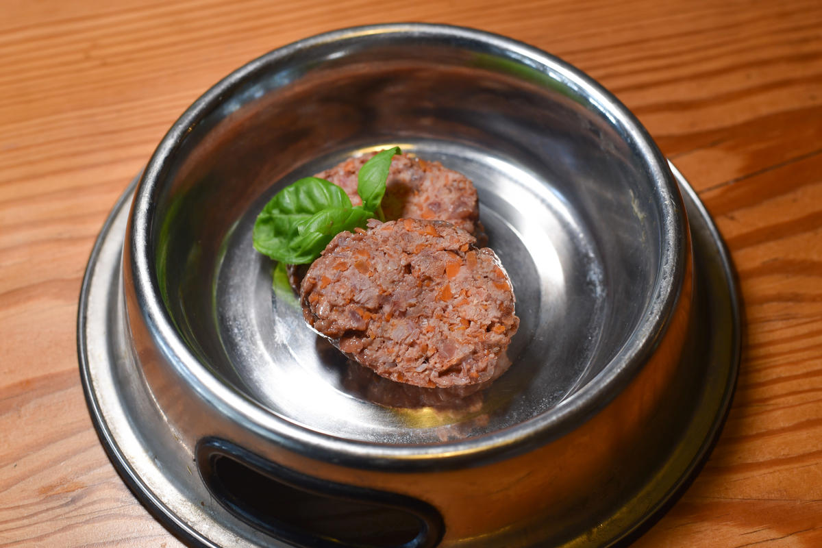 Die Wurst auskühlen lassen und als zusätzliches Leckerli oder vollwertige Mahlzeit füttern. (Quelle: Kapuhs/DJV )