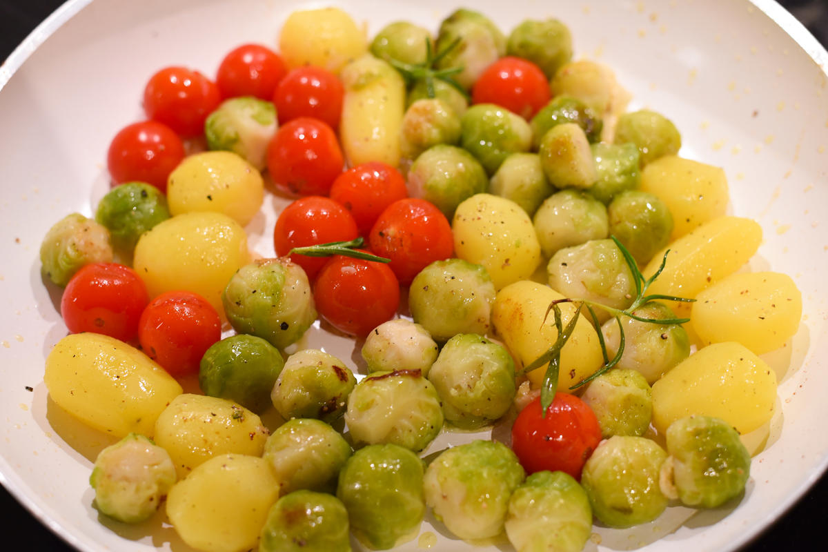 Rosenkohl blanchieren, Kartoffeln vorkochen und anschließend mit den Kirschtomaten anrösten. (Quelle: Kapuhs/DJV )