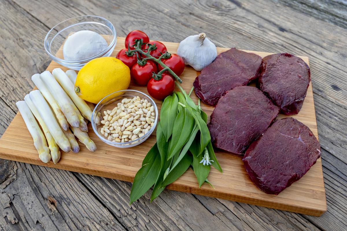 Die Hauptzutaten für das Rezept: Rotwildsteaks, Spargel und Bärlauch. (Quelle: Dorn/DJV)
