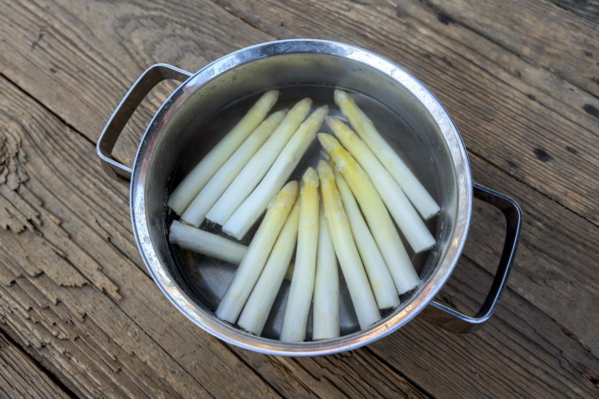 Den Spargel für etwa 15 Minuten kochen. Dieser sollte noch leicht bissfest sein. (Quelle: Dorn/DJV)