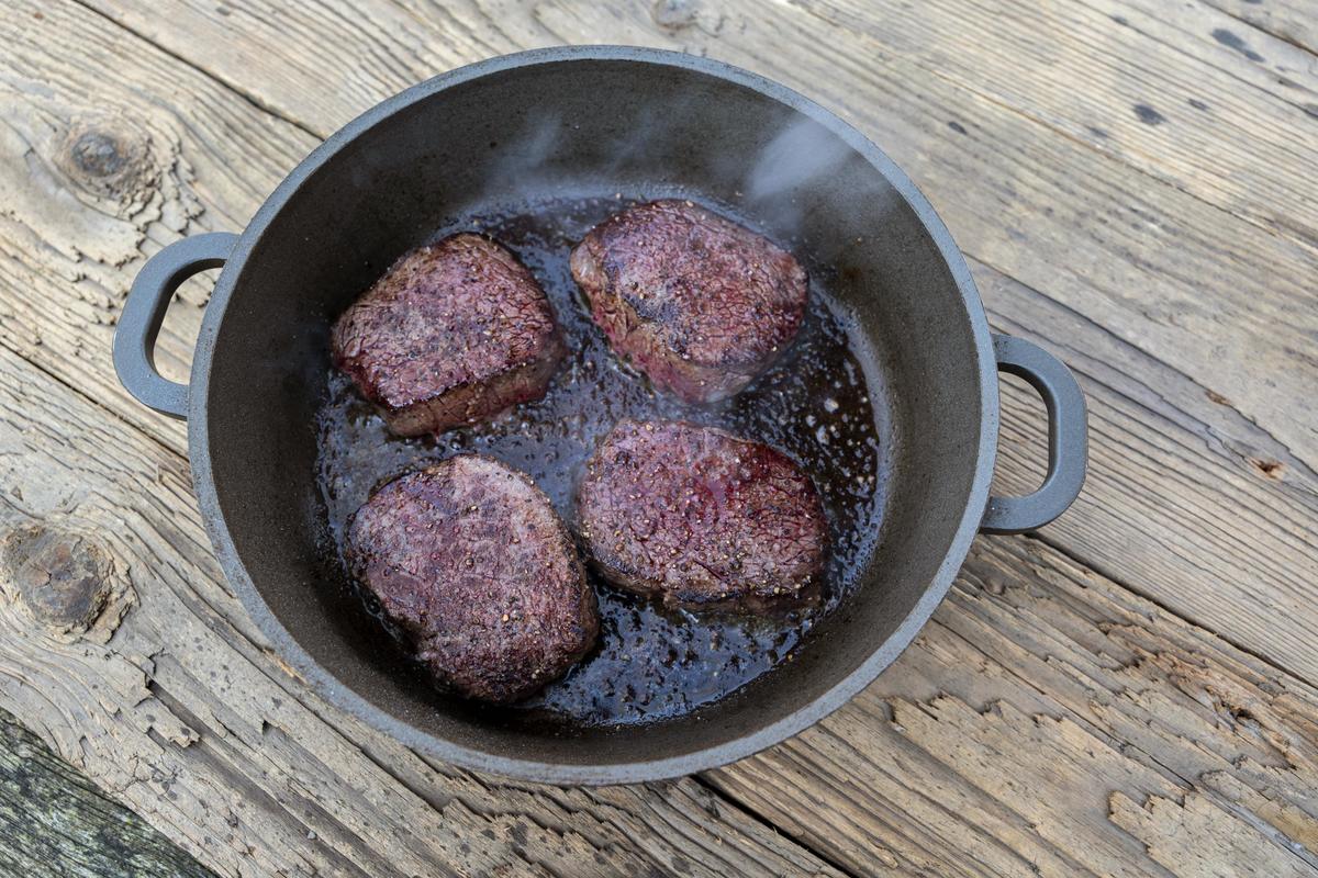 Rotwildsteak salzen und pfeffern und in der Pfanne bei starker Hitze von beiden Seiten jeweils zwei Minuten anbraten. (Quelle: Dorn/DJV)