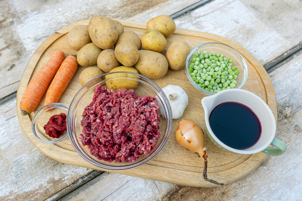 Die Hauptzutaten für den Shepherd's Pie: Wildschweinhack, Kartoffeln, Erbsen, Rotwein und Möhren. (Quelle: Dorn/DJV)