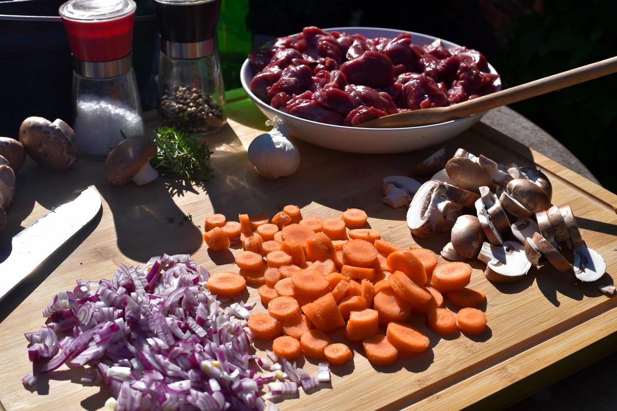 Die Hauptzutaten für das Gulasch: Rehfleisch, Möhren, Pilze und Zwiebeln.  (Quelle: Kapuhs/DJV )